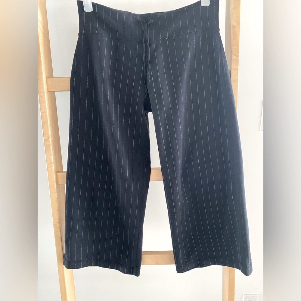 Lululemon Athletica | Cropped wide leg black pinstripe yoga pants | size 6
